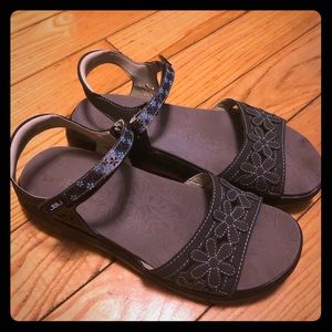 JBU sandals by Jambu